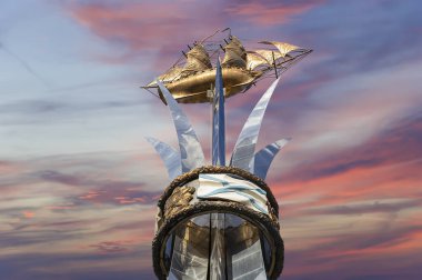 MOSCOW, RUSSIA - OCTOBER, 04 2020: Brig Mercury (iki direkli yelkenli) gökyüzüne karşı -- Karadeniz denizcilerinin Anıtı (Eylül 2003 'te açıldı, heykeltıraş Andrey Kovalchuk), Nakhimovsky prospekt, Moskova, Rusya