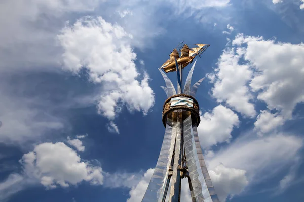 モスクワ ロシア 2020年10月4日 空に対するブリッグ マーキュリー 二人乗り帆船 黒海水夫の記念碑 2003年9月にオープン 彫刻家アンドレイ コバルチュク — ストック写真