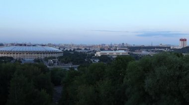 Sparrow Hills 'ten ya da geceleri Vorobyovy Gory platformundan Moskova' nın merkezi görünümü Moskva nehrinden 85 metre yukarıda ya da deniz seviyesinden 200 metre yukarıda. Moskova, Rusya