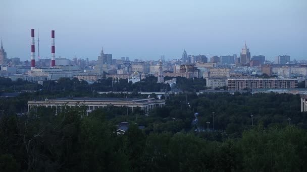 夜のスパロウ ヒルズやヴォロボヴィイ ゴリー展望台からの中央モスクワの眺めは モスクワ川の85メートル 海抜200メートルの急な岸にあります モスクワロシア — ストック動画