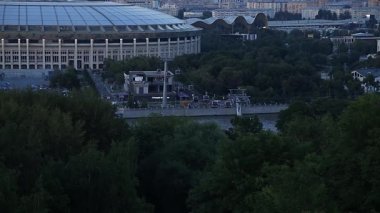 MOSCOW, RUSSIA 15 Ekim 2018: Sparrow Hills veya Vorobyovy Gory gözlem platformundan Luzhniki Stadyumu Moskva Nehri 'nin 85 metre veya deniz seviyesinden 200 metre yukarısında yer almaktadır. Moskova, Rusya