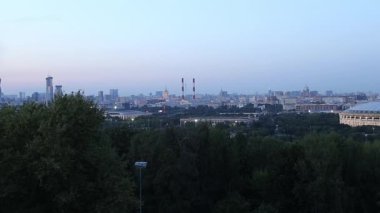 Sparrow Hills 'ten ya da geceleri Vorobyovy Gory platformundan Moskova' nın merkezi görünümü Moskva nehrinden 85 metre yukarıda ya da deniz seviyesinden 200 metre yukarıda. Moskova, Rusya