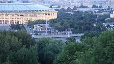 MOSCOW, RUSSIA 15 Ekim 2018: Sparrow Hills veya Vorobyovy Gory gözlem platformundan Luzhniki Stadyumu Moskva Nehri 'nin 85 metre veya deniz seviyesinden 200 metre yukarısında yer almaktadır. Moskova, Rusya