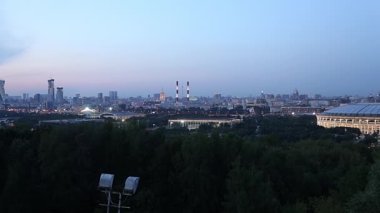 Sparrow Hills 'ten ya da geceleri Vorobyovy Gory platformundan Moskova' nın merkezi görünümü Moskva nehrinden 85 metre yukarıda ya da deniz seviyesinden 200 metre yukarıda. Moskova, Rusya