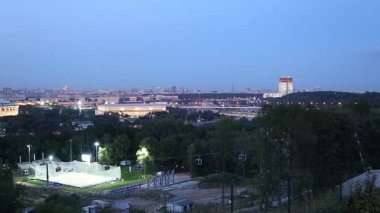 Sparrow Hills 'ten ya da geceleri Vorobyovy Gory platformundan Moskova' nın merkezi görünümü Moskva nehrinden 85 metre yukarıda ya da deniz seviyesinden 200 metre yukarıda. Moskova, Rusya