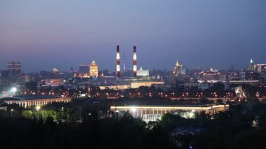 Sparrow Hills 'ten ya da geceleri Vorobyovy Gory platformundan Moskova' nın merkezi görünümü Moskva nehrinden 85 metre yukarıda ya da deniz seviyesinden 200 metre yukarıda. Moskova, Rusya
