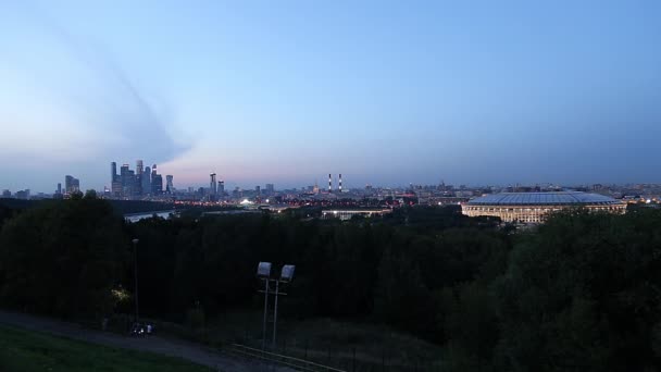 从麻雀山 Sparrow Hills 或Vorobyovy Gory Vorobyovy Gory 的夜间观测平台俯瞰莫斯科中部 位于莫斯科河上游85米的陡峭河岸 或海拔200米 — 图库视频影像