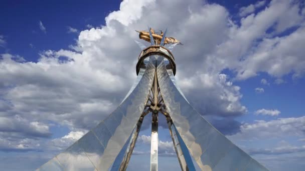 モスクワ ロシア 2020年10月4日 空に対するブリッグ マーキュリー 二人乗り帆船 黒海水夫の記念碑 2003年9月にオープン 彫刻家アンドレイ コバルチュク — ストック動画