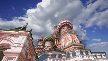  Aziz Basil Katedrali (Kutsal Basil Tapınağı) hareketli bulutlara karşı, Kızıl Meydan, Moskova, Rusya 