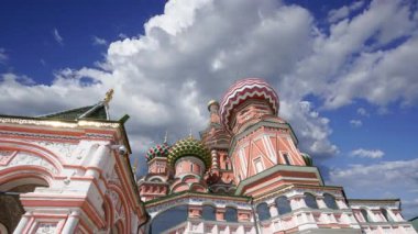  Aziz Basil Katedrali (Kutsal Basil Tapınağı) hareketli bulutlara karşı, Kızıl Meydan, Moskova, Rusya 