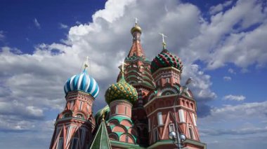  Aziz Basil Katedrali (Kutsal Basil Tapınağı) hareketli bulutlara karşı, Kızıl Meydan, Moskova, Rusya 