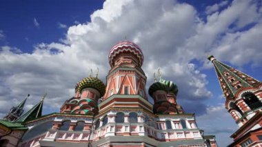  Aziz Basil Katedrali (Kutsal Basil Tapınağı) hareketli bulutlara karşı, Kızıl Meydan, Moskova, Rusya 