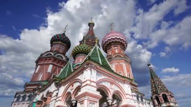 Aziz Basil Katedrali (Kutsal Basil Tapınağı) hareketli bulutlara karşı, Kızıl Meydan, Moskova, Rusya 