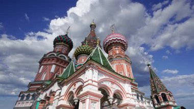 Aziz Basil Katedrali (Kutsal Basil Tapınağı) hareketli bulutlara karşı, Kızıl Meydan, Moskova, Rusya 