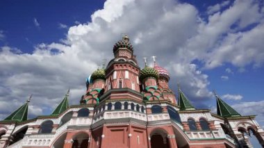 Aziz Basil Katedrali (Kutsal Basil Tapınağı) hareketli bulutlara karşı, Kızıl Meydan, Moskova, Rusya 