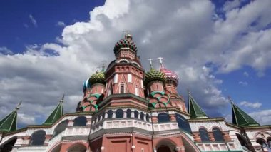 Aziz Basil Katedrali (Kutsal Basil Tapınağı) hareketli bulutlara karşı, Kızıl Meydan, Moskova, Rusya 