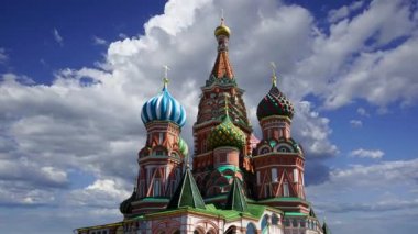 Aziz Basil Katedrali (Kutsal Basil Tapınağı) hareketli bulutlara karşı, Kızıl Meydan, Moskova, Rusya 
