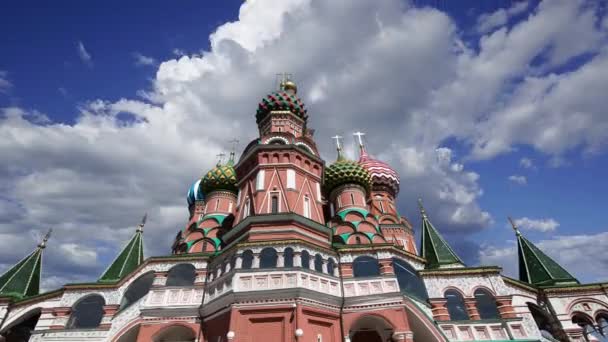 移動雲に対する聖バジル大聖堂 バジルの寺院祝福 赤の広場 モスクワ ロシア — ストック動画