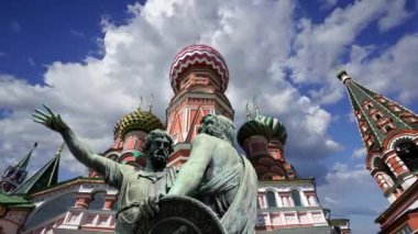 Minin ve Pojarsky anıtı (1818 'de dikildi) Aziz Basil katedrali (Kutsanmış Basil Tapınağı) yakınına Moskova' daki Kızıl Meydan 'da hareket eden bulutlara karşı dikildi.  