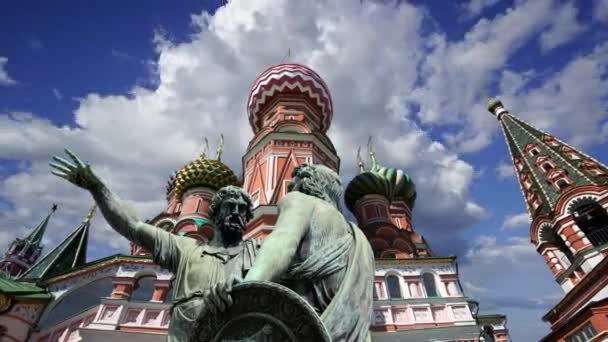 位于俄罗斯莫斯科红场的圣巴西尔主教座堂 神圣的巴西尔圣殿 附近的Minin和Pojarsky纪念碑 建于1818年 与移动的云彩相抗衡 — 图库视频影像