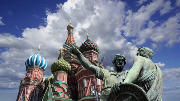 聖バジル大聖堂 聖バジル大聖堂 近くの移動雲に対するミニ ポジャルスキー記念碑 1818年建立 ロシアのモスクワにある赤の広場 — ストック動画