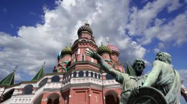 Minin ve Pojarsky anıtı (1818 'de dikildi) Aziz Basil katedrali (Kutsanmış Basil Tapınağı) yakınına Moskova' daki Kızıl Meydan 'da hareket eden bulutlara karşı dikildi.  