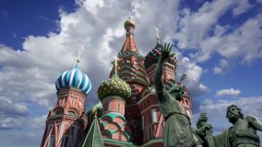 Minin ve Pojarsky anıtı (1818 'de dikildi) Aziz Basil katedrali (Kutsanmış Basil Tapınağı) yakınına Moskova' daki Kızıl Meydan 'da hareket eden bulutlara karşı dikildi.  