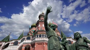 Minin ve Pojarsky anıtı (1818 'de dikildi) Aziz Basil katedrali (Kutsanmış Basil Tapınağı) yakınına Moskova' daki Kızıl Meydan 'da hareket eden bulutlara karşı dikildi.  