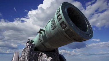 Moskova Kremlin, Rusya 'da hareket eden bulutlara karşı Çar Topu, Moskova Kremlin' in zemininde sergilenmekte olan 5.94 metre (19.5 feet) uzunluğunda büyük bir top.  