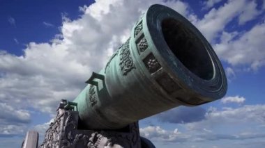 Moskova Kremlin, Rusya 'da hareket eden bulutlara karşı Çar Topu, Moskova Kremlin' in zemininde sergilenmekte olan 5.94 metre (19.5 feet) uzunluğunda büyük bir top.  