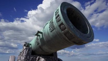 Moskova Kremlin, Rusya 'da hareket eden bulutlara karşı Çar Topu, Moskova Kremlin' in zemininde sergilenmekte olan 5.94 metre (19.5 feet) uzunluğunda büyük bir top.  