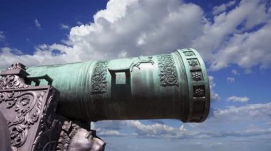 Moskova Kremlin, Rusya 'da hareket eden bulutlara karşı Çar Topu, Moskova Kremlin' in zemininde sergilenmekte olan 5.94 metre (19.5 feet) uzunluğunda büyük bir top.  