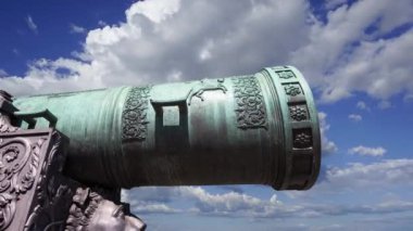 Moskova Kremlin, Rusya 'da hareket eden bulutlara karşı Çar Topu, Moskova Kremlin' in zemininde sergilenmekte olan 5.94 metre (19.5 feet) uzunluğunda büyük bir top.  