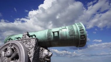 Moskova Kremlin, Rusya 'da hareket eden bulutlara karşı Çar Topu, Moskova Kremlin' in zemininde sergilenmekte olan 5.94 metre (19.5 feet) uzunluğunda büyük bir top.  