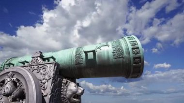 Moskova Kremlin, Rusya 'da hareket eden bulutlara karşı Çar Topu, Moskova Kremlin' in zemininde sergilenmekte olan 5.94 metre (19.5 feet) uzunluğunda büyük bir top.  