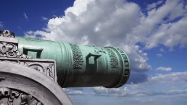 Moskova Kremlin, Rusya 'da hareket eden bulutlara karşı Çar Topu, Moskova Kremlin' in zemininde sergilenmekte olan 5.94 metre (19.5 feet) uzunluğunda büyük bir top.  