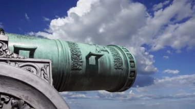 Moskova Kremlin, Rusya 'da hareket eden bulutlara karşı Çar Topu, Moskova Kremlin' in zemininde sergilenmekte olan 5.94 metre (19.5 feet) uzunluğunda büyük bir top.  