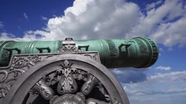 Moskova Kremlin, Rusya 'da hareket eden bulutlara karşı Çar Topu, Moskova Kremlin' in zemininde sergilenmekte olan 5.94 metre (19.5 feet) uzunluğunda büyük bir top.  