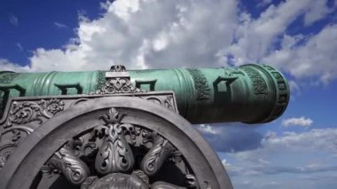 Moskova Kremlin, Rusya 'da hareket eden bulutlara karşı Çar Topu, Moskova Kremlin' in zemininde sergilenmekte olan 5.94 metre (19.5 feet) uzunluğunda büyük bir top.  