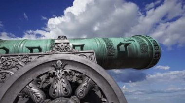 Moskova Kremlin, Rusya 'da hareket eden bulutlara karşı Çar Topu, Moskova Kremlin' in zemininde sergilenmekte olan 5.94 metre (19.5 feet) uzunluğunda büyük bir top.  