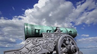 Moskova Kremlin, Rusya 'da hareket eden bulutlara karşı Çar Topu, Moskova Kremlin' in zemininde sergilenmekte olan 5.94 metre (19.5 feet) uzunluğunda büyük bir top.  