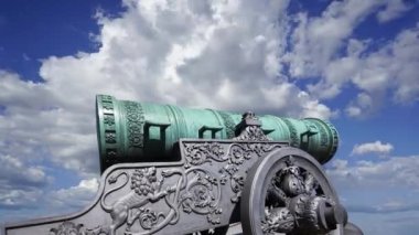 Moskova Kremlin, Rusya 'da hareket eden bulutlara karşı Çar Topu, Moskova Kremlin' in zemininde sergilenmekte olan 5.94 metre (19.5 feet) uzunluğunda büyük bir top.  