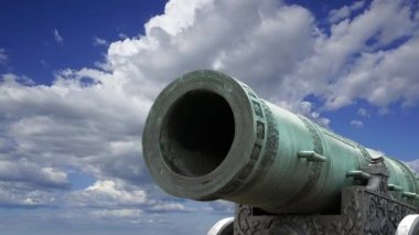 Moskova Kremlin, Rusya 'da hareket eden bulutlara karşı Çar Topu, Moskova Kremlin' in zemininde sergilenmekte olan 5.94 metre (19.5 feet) uzunluğunda büyük bir top.  