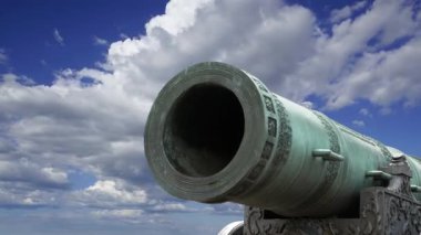Moskova Kremlin, Rusya 'da hareket eden bulutlara karşı Çar Topu, Moskova Kremlin' in zemininde sergilenmekte olan 5.94 metre (19.5 feet) uzunluğunda büyük bir top.  