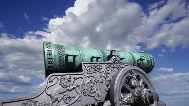 ロシアのモスクワ クレムリンの雲に対するツァーキャノン モスクワ クレムリンの敷地内に展示されている5 94メートル 5フィート の長い大砲です — ストック動画