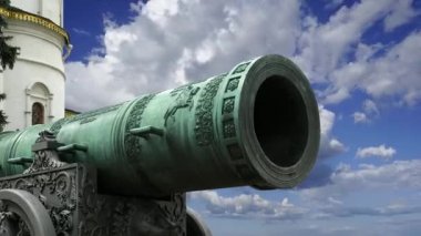Moskova Kremlin, Rusya 'da hareket eden bulutlara karşı Çar Topu, Moskova Kremlin' in zemininde sergilenmekte olan 5.94 metre (19.5 feet) uzunluğunda büyük bir top.  