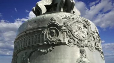 Çar Bell, Moskova Kremlin, Rusya -- Çar Kolokol III, Çar Kolokol III olarak da bilinir, veya Kraliyet Çanı, Moskova Kremlin 'inde sergilenmekte olan 6.14 metre uzunluğunda, 6.6 metre çapında bir çan.  