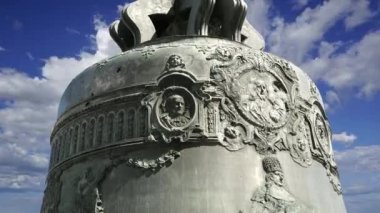 Çar Bell, Moskova Kremlin, Rusya -- Çar Kolokol III, Çar Kolokol III olarak da bilinir, veya Kraliyet Çanı, Moskova Kremlin 'inde sergilenmekte olan 6.14 metre uzunluğunda, 6.6 metre çapında bir çan.  