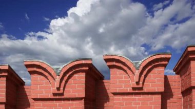 Moskova Kremlin, Rusya. Kremlin duvarının parçaları hareket eden bulutlara karşı  