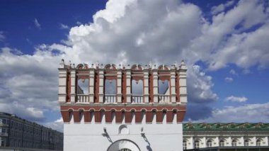 Kutafya Kulesi hareket eden bulutlara karşı. Moskova Kremlin, Rusya 'da (gün). UNESCO Dünya Mirası Alanı   